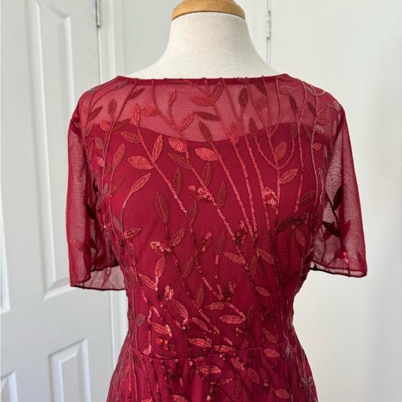 Gorgeous red gown with leaf sequin details - Picture 6 of 6